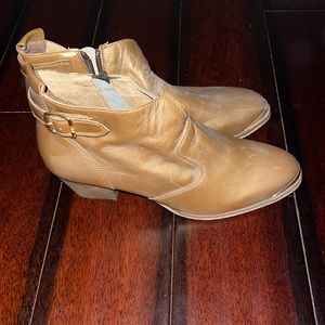 Cute Aldo heel booties